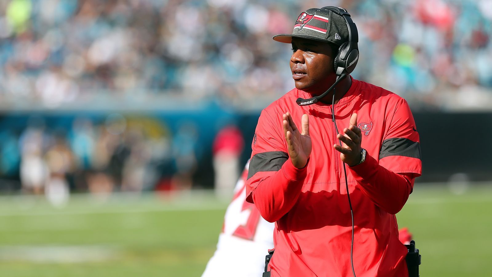 
                <strong>Byron Leftwich (Tampa Bay Buccaneers)</strong><br>
                Der 40-Jährige gilt als das nächste Offensive-Genie. Seine Trainerkarriere begann bei den Arizona Cardinals, ehe er 2019 zu den Tampa Bay Buccaneers wechselte. Dort ist er der Offensive Coordinator und verantwortlich für die starke Offense der Bucs.
              