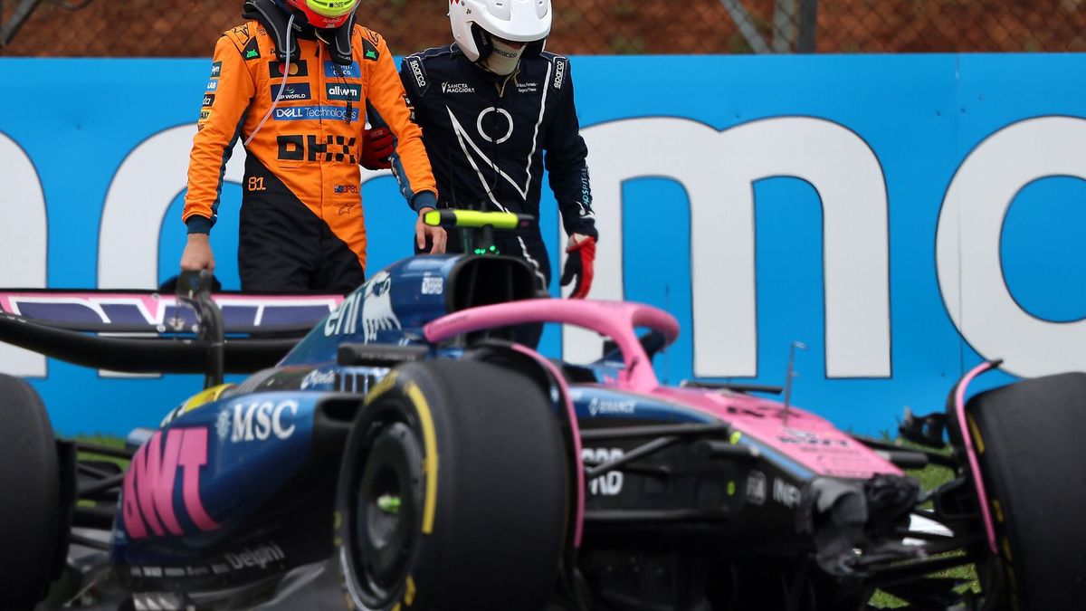 Oscar Piastri neben den zerstörten Auto von Franco Colapinto