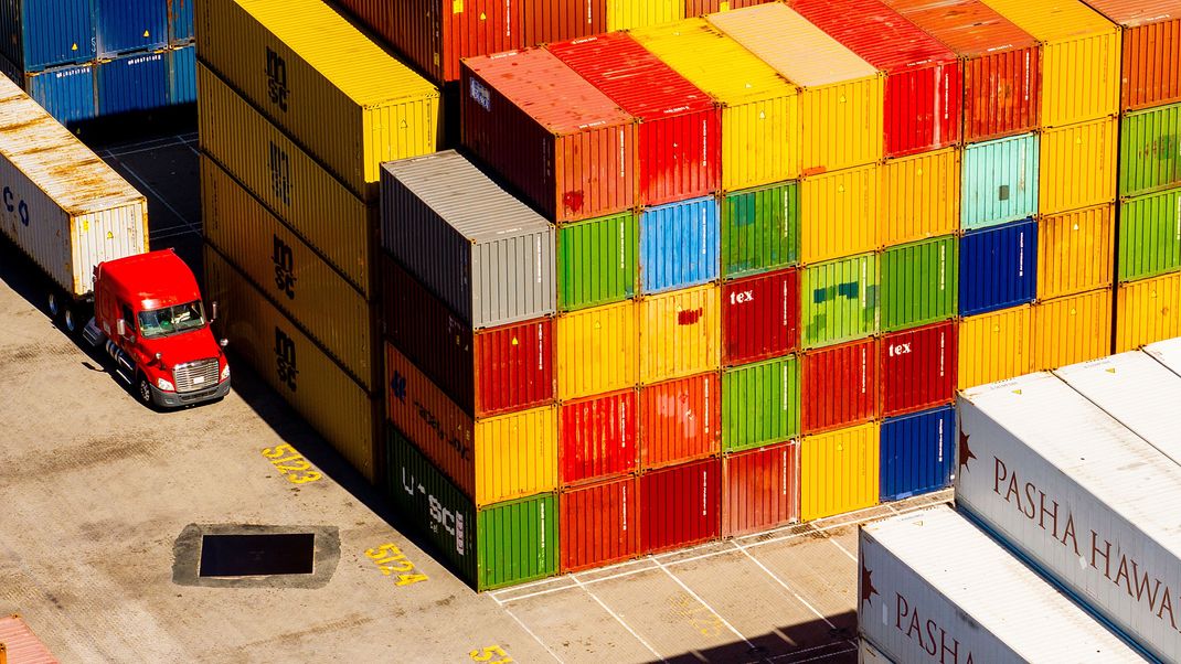 Frachtcontainer stapeln sich auf einem Verladeterminal im Hafen von Oakland. 