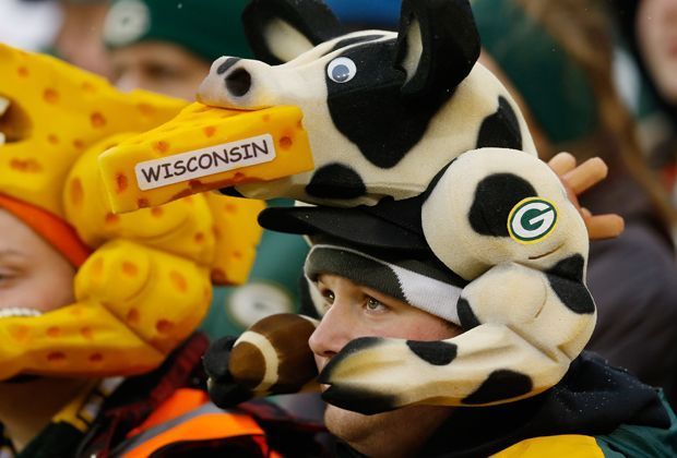 
                <strong>Green Bay Packers - Philadelphia Eagles 20:53</strong><br>
                In Green Bay sind die Fans als Cheese Hats bekannt. Hier zeigt sich ein Fan mit einer neuen Kreation, dem Cheese-Cow-Hat.
              