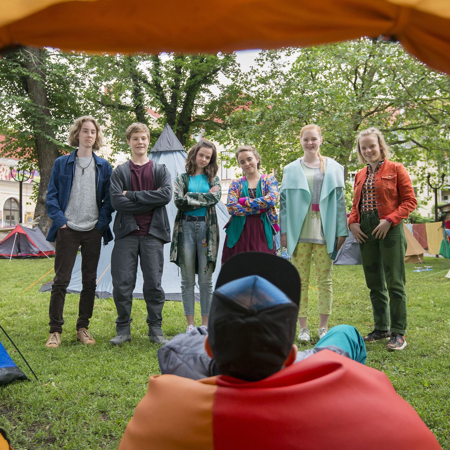 Paul (Fynn Malou Meinert), Simon (Tom Linnemann), Sarah (Selma Kunze), Nele (Hanna-Sophie Stötzel), Luisa (Tessa Dökel) und Martha (Luna Kuse) starren gespannt in ein Zelt.