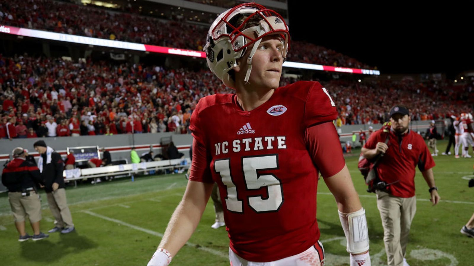 
                <strong>Ryan Finley (NC State)</strong><br>
                Ryan Finley spielte am College zunächst für Boise State, wechselte dann zur Saison 2016 zu NC State. In seiner letzten Saison kam der 24-Jährige auf eine Wurfquote von 67,4 Prozent, warf 25 Touchdown-Pässe und 11 Interceptions. Der 1,93 Meter große Athlet hat eine hohe Spielintelligenz und Wurfgenauigkeit, kann allerdings nicht allzu tief werfen und neigt unter Druck zu Fehlern. Auffällig war auch, dass er in entscheidenden oder besonders hitzigen Spielen (zum Beispiel gegen rivalisierende Universitäten) unter seinen Möglichkeiten blieb. Möglicherweise fehlt es ihm an Nervenstärke.
              