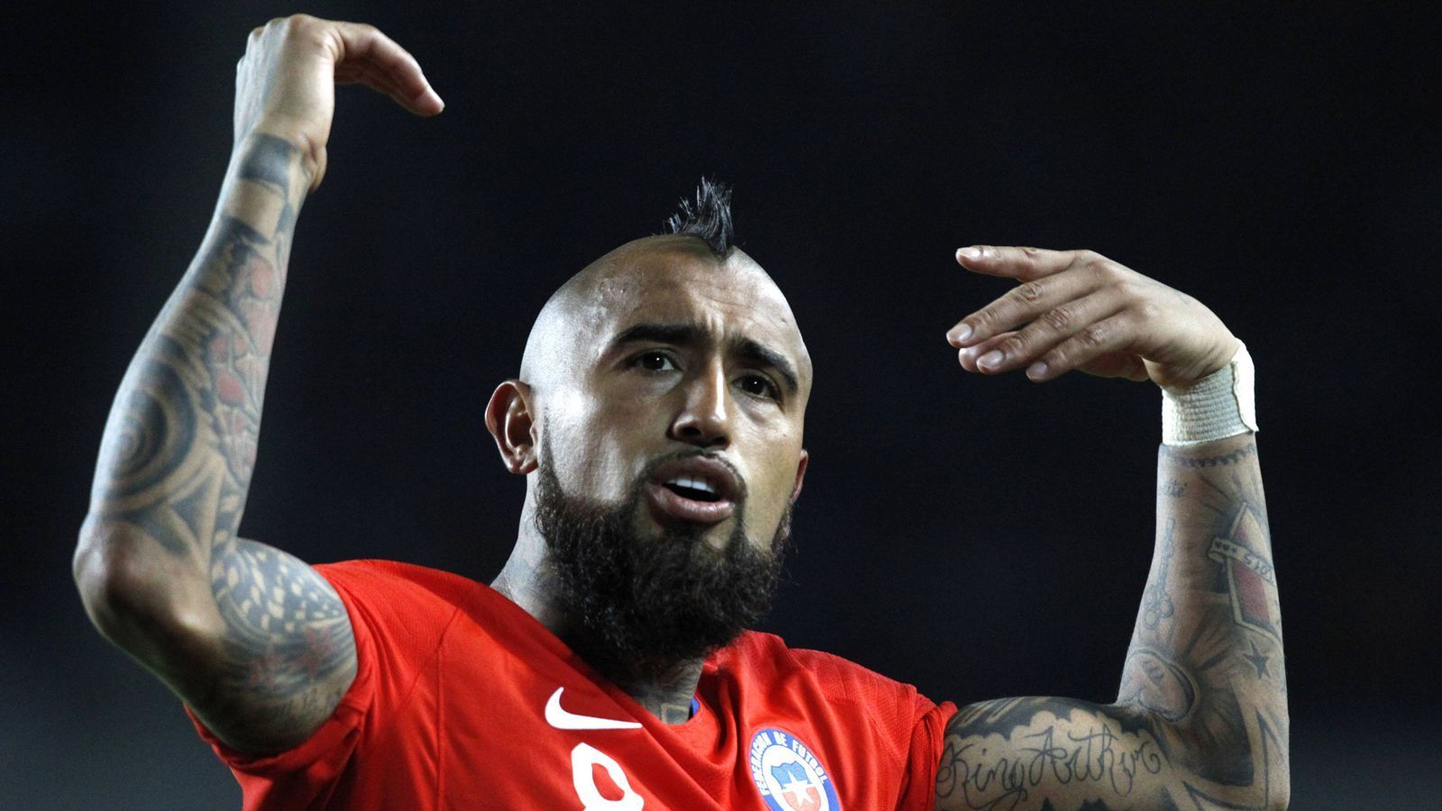 
                <strong>Arturo Vidal (Chile)</strong><br>
                Auch Arturo Vidal will an alte Leistungen anknüpfen. Der Krieger hatte, wie Sanchez, maßgeblichen Anteil an den einzigen beiden Copa-America-Titeln (2015, 2016) und fährt immerhin mit der spanischen Meisterschaft im Rücken nach Brasilien. Auf Kampf und Einsatz kann man sich zwar zu 99 Prozent verlassen, hinter der nötigen Kraft und Energie könnte jedoch ein Fragezeichen stehen. Immerhin absolvierte Vidal in der abgelaufenen Saison 53 Pflichtspieleinsätze für den FC Barcelona. Bleibt abzuwarten, wie frisch sich der 23-Jährige noch präsentieren kann. 
              