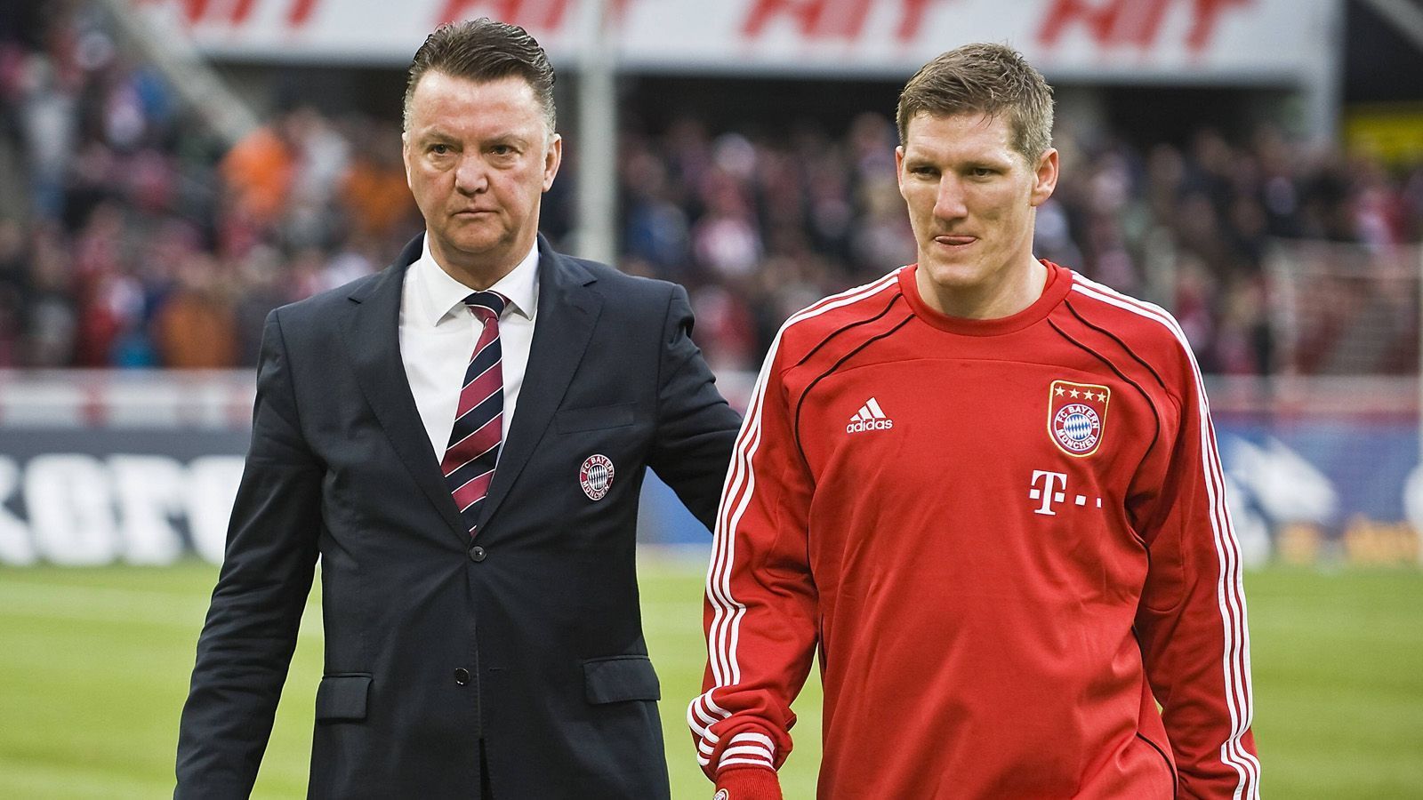 
                <strong>Louis van Gaal (Bayern München) </strong><br>
                Zehn Jahre liegt inzwischen die Amtszeit von Louis van Gaal als Bayern-Trainer zurück, doch noch immer profitiere der Verein von den Ideen des Niederländers, sagte Bayern-Präsident Uli Hoeneß erst kürzlich in einem Interview. Der "Tulpen-General" galt als harter Hund, schaffte es aber, den Bayern einen ganz neuen Spielstil einzuimpfen. Unter ihm schaffte Thomas Müller den Durchbruch und Bastian Schweinsteiger (Bild, rechts) wurde von van Gaal zum Mittelfeld-Motor geformt. Die Bayern holten unter ihm 2010 das Double und erreichten unter van Gaal 2010 das Champions-League-Finale, unterlagen jedoch Inter Mailand 0:2. In 63 Bundesligaspielen holte van Gaal starke 122 Punkte (1,94). Im April 2011 wurde van Gaal beim Rekordmeister gefeuert, ehe er später bei der Nationalmannschaft der Niederlande (3. Platz WM 2014) und Manchester United auf die Trainerbank zurückkehrte.
              