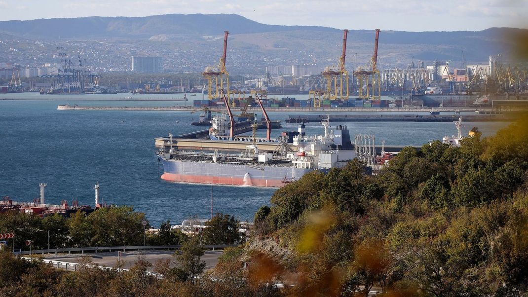 11. Oktober.2022, Russland, Noworossijsk: Ein Öltanker liegt im Hafen von Noworossijsk im Sheskharis-Komplex der Chernomortransneft JSC, einer Tochtergesellschaft der Transneft PJSC, einer der größten Anlagen für Öl und Erdölprodukte in Südrussland.