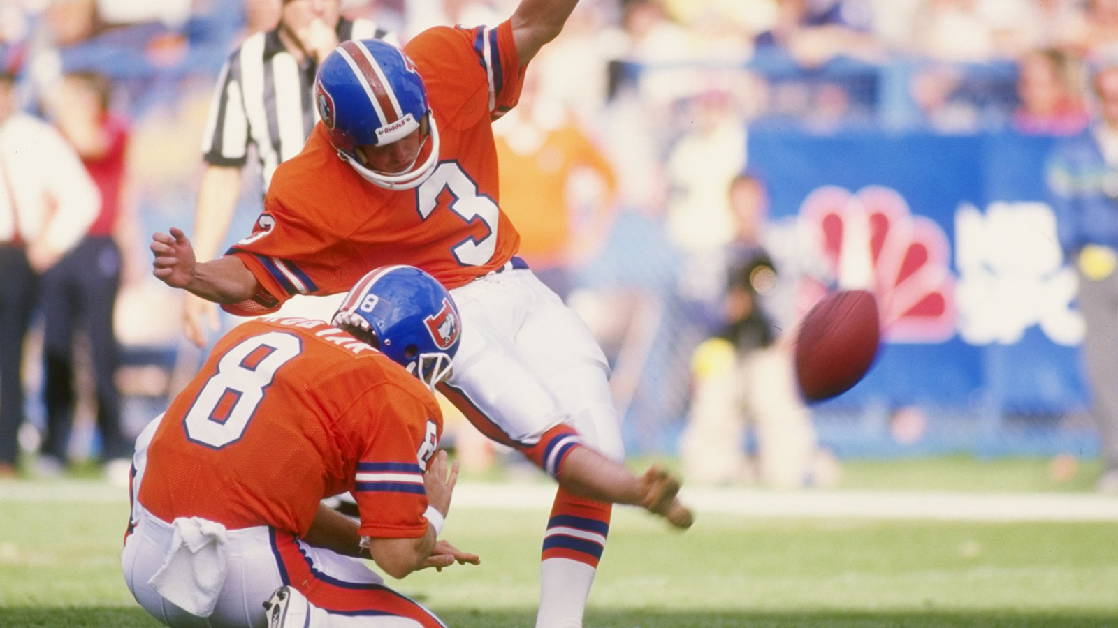 
                <strong>Rich Karlis (Denver Broncos)</strong><br>
                Apropos Super-Bowl-Fails von Kickern: Da darf Rich Karlis nicht fehlen. In Super Bowl 21 stellte er einerseits den damaligen Rekord für das längste Field Goal in der Geschichte des Endspiels auf (48 Yards). Andererseits verzog er auch zweimal, einmal sogar aus nur 23 Yards – bis heute das kürzeste Field Goal, das jemals im Super Bowl verschossen wurde.
              