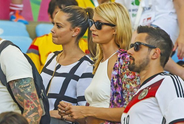 
                <strong>Mandy Capristo und Lena Gercke</strong><br>
                Auch Özils Partnerin Mandy Capristo und Khedira-Freundin Lena Gercke sind vor dem Viertelfinal-Duell angespannt.
              