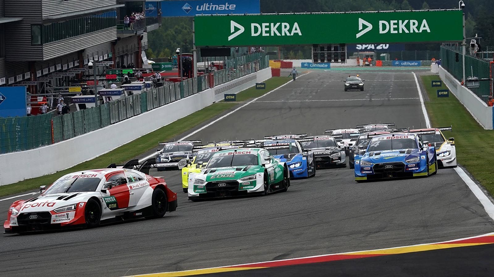 
                <strong>1. Rene Rast wieder in Meister-Form</strong><br>
                Der DTM-Champion des Vorjahres feierte gleich bei der Auftaktstation in Spa seinen ersten Saisonsieg. Im ersten Lauf reichte es nur zu Rang fünf, gleichbedeutetend mit dem fünften Rang im Audi-Ranking. Doch Rast steckte diese Enttäuschung gut weg und schlug im zweiten Rennen zu. 
              