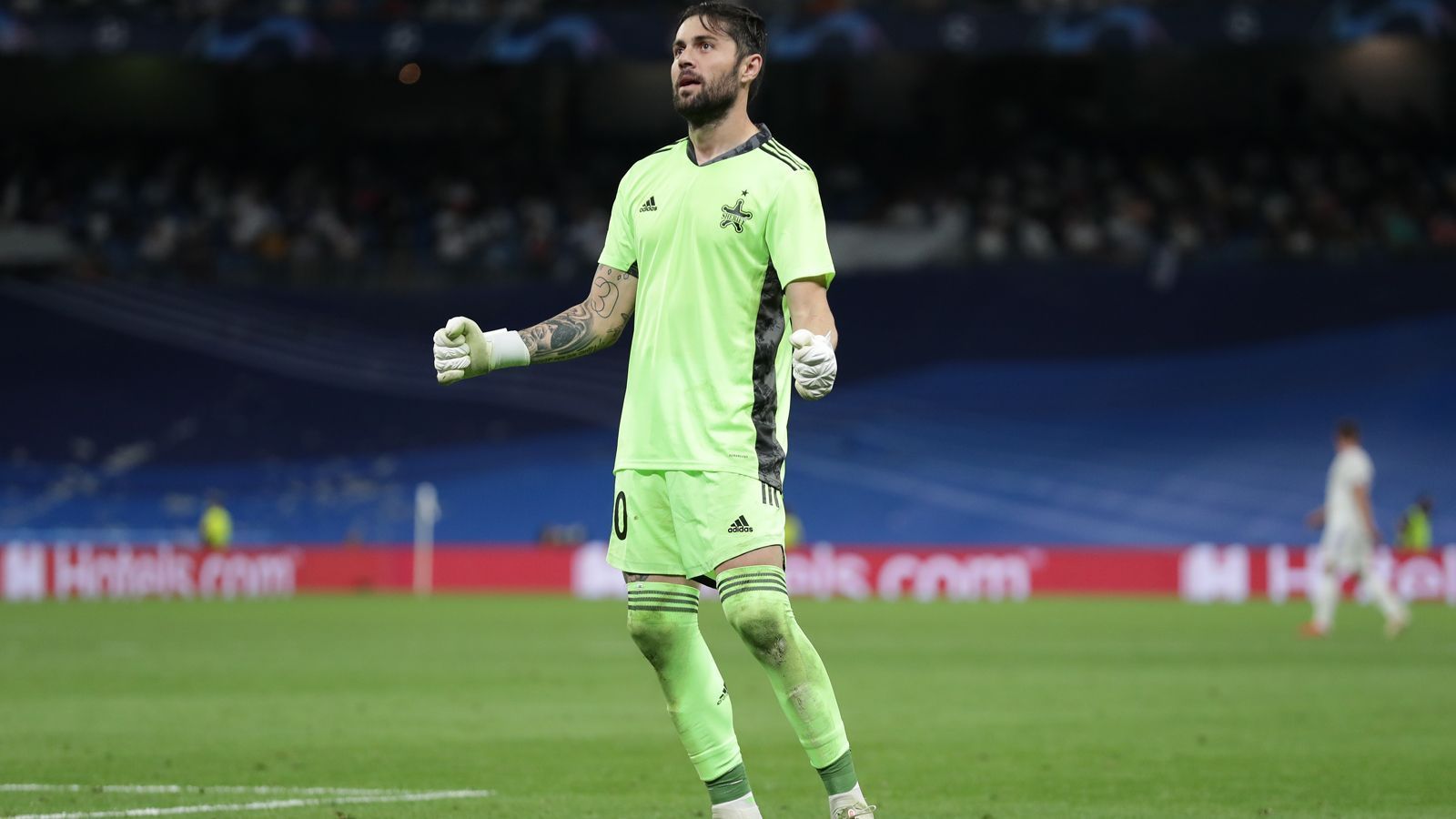 
                <strong>Giorgos Athanasiadis</strong><br>
                Giorgos Athanasiadis wurde gegen Real Madrid zum "Man of the Match" gekürt. Schon im ersten Gruppenspiel musste er kein Gegentor hinnehmen. Gegen Madrid wurde er nur per Elfmeter bezwungen. Der Grieche kam im Sommer per Leihe von AEK Athen zu Sheriff Tiraspol und war schon in der Champions-League-Qualifikation ein sicherer Rückhalt. Dort kassierte er in insgesamt acht Partien nur zwei Gegentore.
              