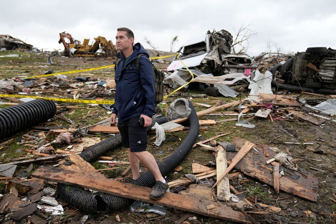 Ein Bewohner im US-Bundesstaat Iowa sucht nach dem verheerenden Tornado nach verbliebenen Habseligkeiten.