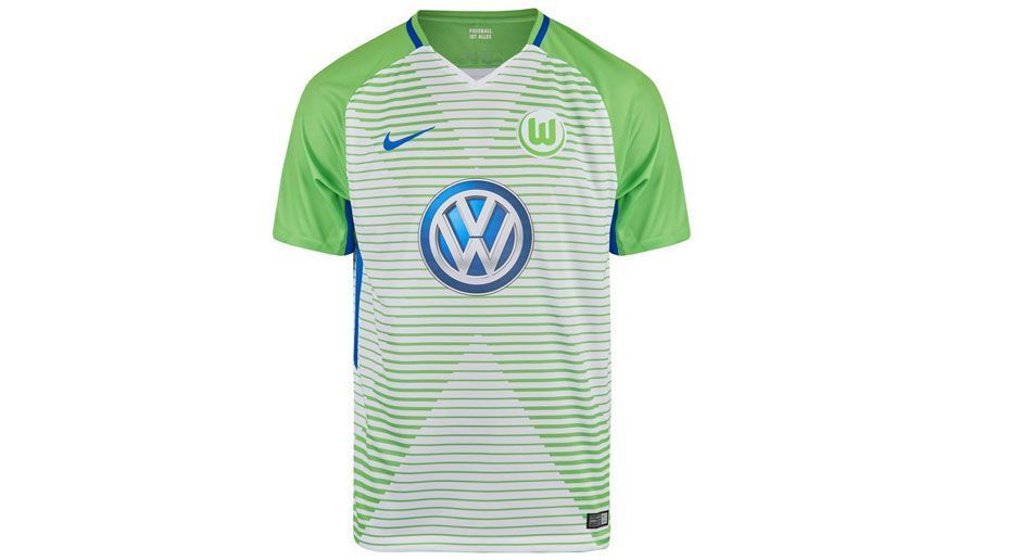
                <strong>VfL Wolfsburg</strong><br>
                Pünktlich zum Vorbereitungsstart hat auch der VfL Wolfsburg die neue Arbeitskleidung für die Saison 2017/18 der Öffentlichkeit präsentiert. Die Farbe des Jerseys ist wie in den vergangenen Spielzeiten grün-weiß. 
              