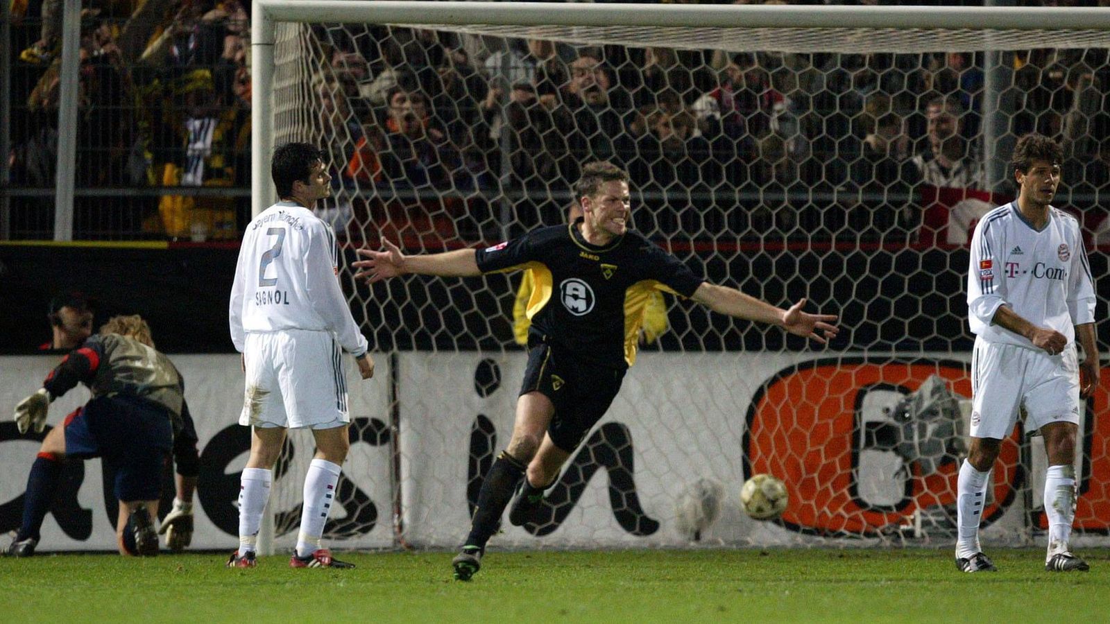 <strong>2003/04: Viertelfinal-Aus gegen Alemannia Aachen</strong><br>
                Der FCB scheiterte gleich zwei Mal an Alemannia Aachen. Die größere Schmach ereignete sich im Viertelfinale der Saison 2003/2004. Die Mannschaft von Ottmar Hitzfeld unterlag überraschend mit 1:2 am Tivoli. Den Siegtreffer erzielte Erik Meijer. In der Spielzeit 2006/2007 scheiterte Bayern bereits im Achtelfinale mit 2:4 am damaligen Bundesligisten.