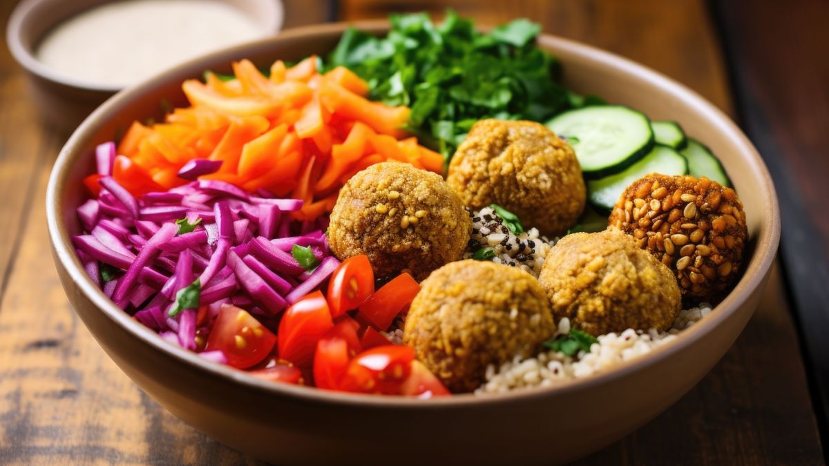 Falafel Bowl mit selbstgemachten Kichererbsenbällchen: vegane Küche