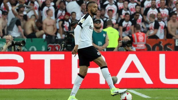 
                <strong>Michael Hector</strong><br>
                Die Chelsea-Leihgabe ist der Mann fürs Grobe. Gewinnt hinten die Zweikämpfe durch seine Physis, in der Spieleröffnung ist der Mann mit jamaikanischen Wurzeln limitiert. Auch im Pokalfinale mit dem einen oder anderen langen Ball ins Nichts. Hinten als Abräumer eine Bank. Rückt nach der Pause auf Medojevics Position im defensiven Mittelfeld vor. Auch dort solide. ran-Note: 3
              