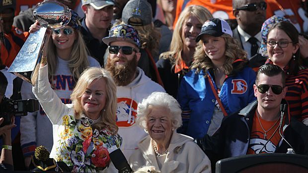 
                <strong>Sieger-Parade der Denver Broncos</strong><br>
                Auch für Klub-Besitzer-Gattin Annabel Bowlen (li.) ist es ein besonderer Tag. An ihrer Seite: Mutter Joan Spencer und Sohn John Bowlen.
              