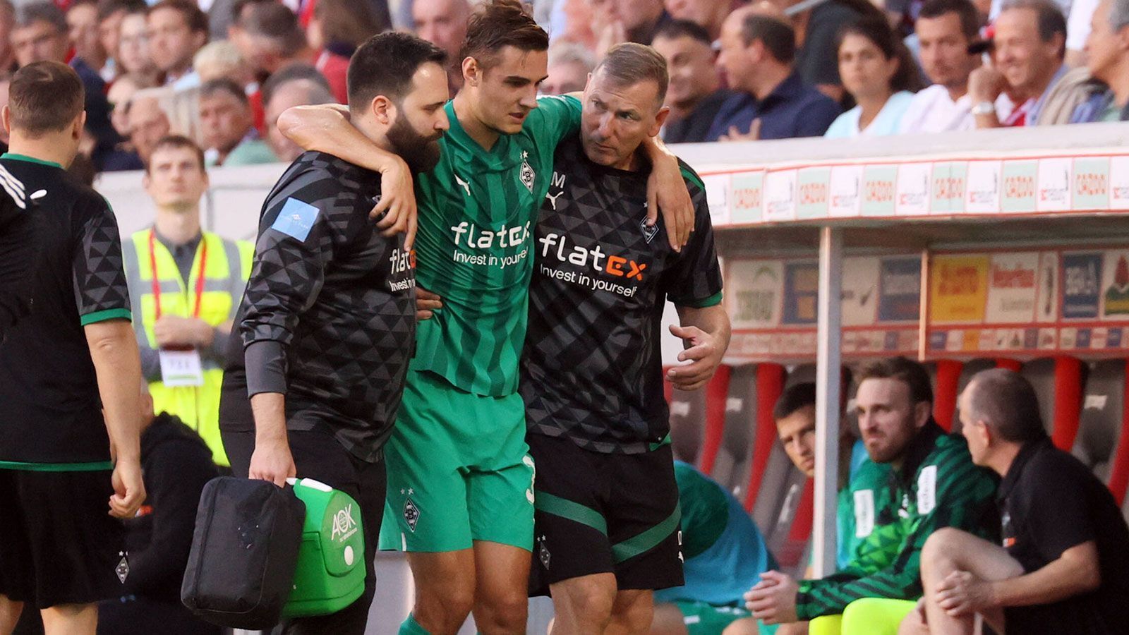 
                <strong>Florian Neuhaus (Borussia Mönchengladbach/Deutschland, 10 A-Länderspiele)</strong><br>
                Was bereits länger vermutet wurde, ist nun offiziell. Florian Neuhaus wird die Weltmeisterschaft 2022 in Katar verpassen. Im Rahmen des Bundesligaspiels gegen Eintracht Frankfurt bestätige Gladbach-Trainer Daniel Farke den WM-Ausfall seines Schützlings indirekt: "Wir müssen vorsichtig mit ihm sein. Ich rechne nicht mit ihm vor der WM-Pause." Der 25-Jährige, dem ohnehin geringe WM-Chancen eingeräumt wurden, bestätigte seinen Ausfall, mit dem er ohnehin schon länger rechnete. Es habe Kontakt mit Bundestrainer Hansi Flick gegeben, sagte der 25-Jährige am "Sky"-Mikrofon: "Wir haben die Situation besprochen, auch wenn es für mich schon länger feststand." Der zehnfache Nationalspieler, der seit September an einer Teilruptur des hinteren Kreuzbands im rechten Knie laboriert, reiht sich damit in eine Reihe an internationalen Stars ein, die in Katar nicht dabei sein werden. 
              