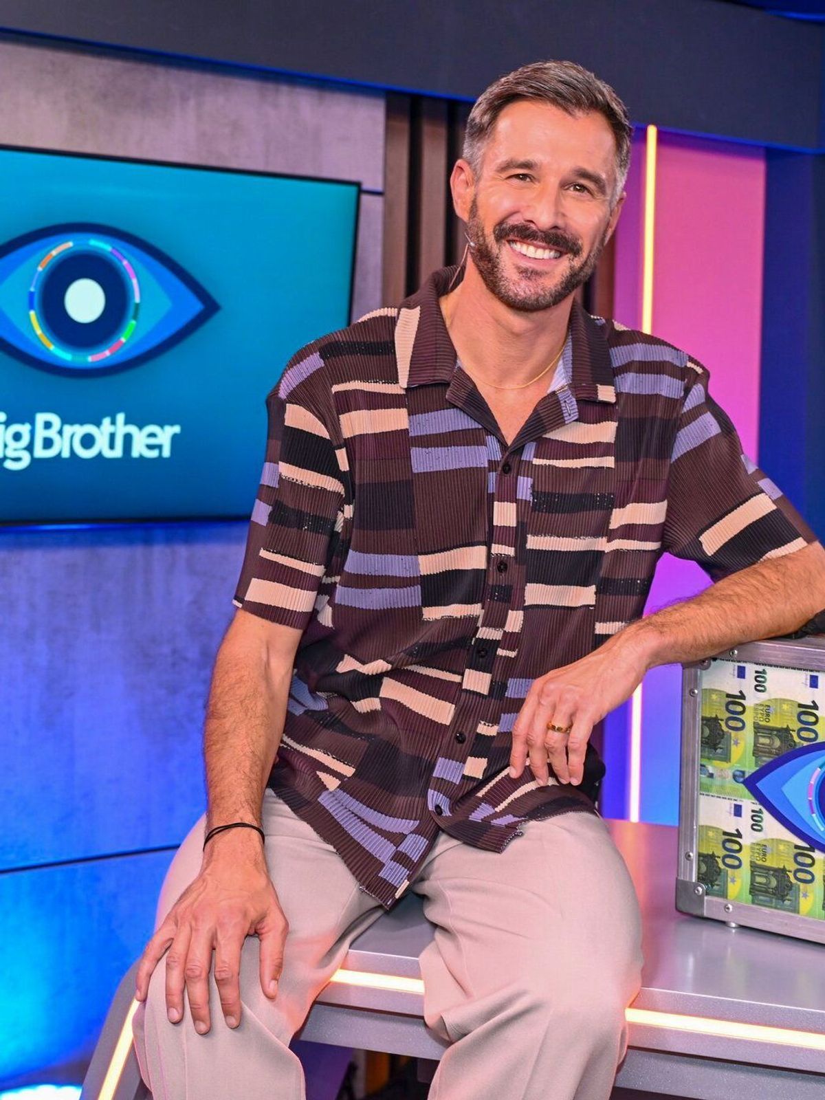 "Big Brother" 2024: Jochen Schropp moderiert die wöchentlichen Entscheidungsshows live in SAT.1 und auf Joyn
