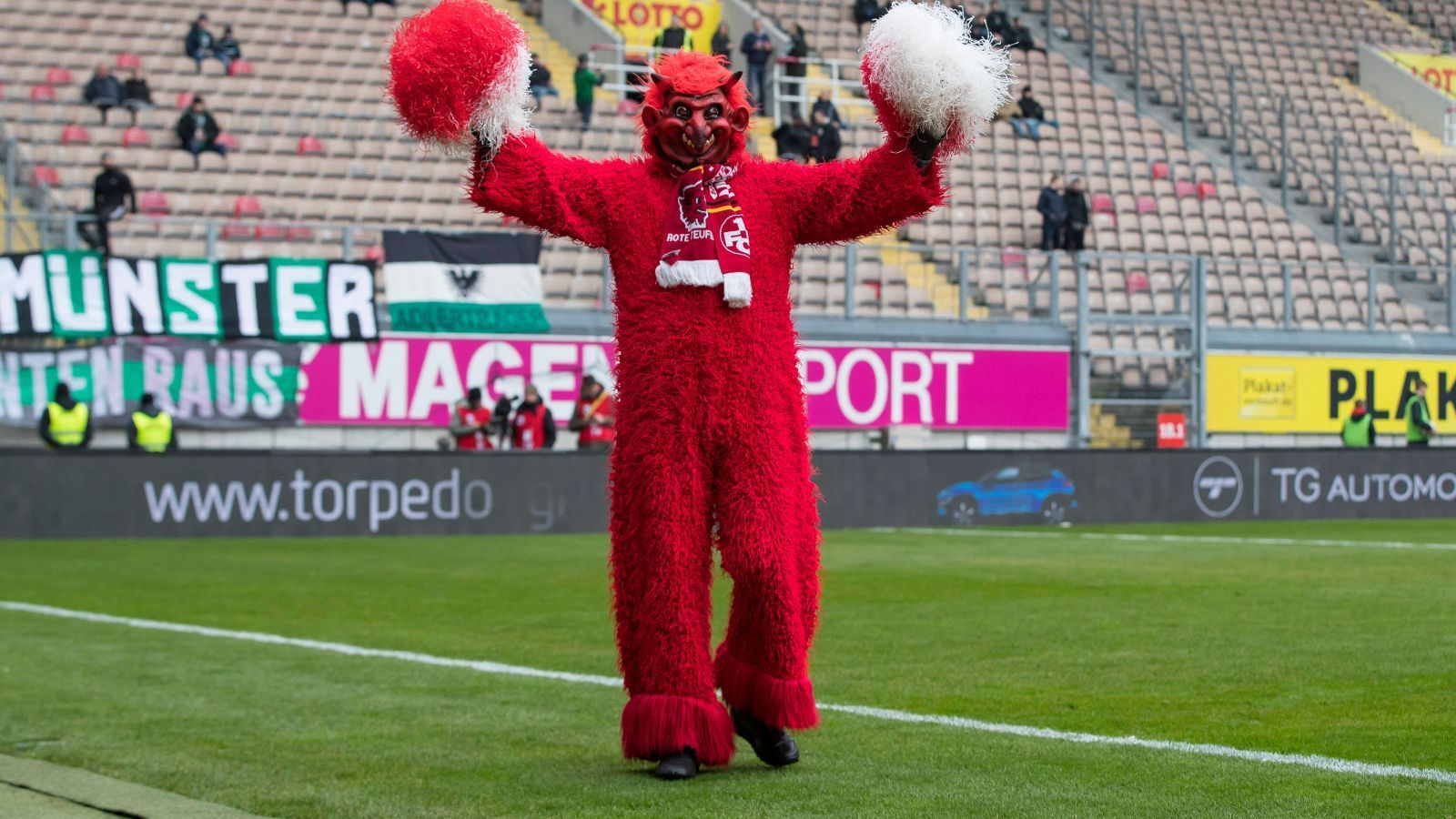 
                <strong>1. FC Kaiserslautern</strong><br>
                Apropos Tradition, davon hat auch der 1. FC Kaiserslautern und sein Spitzname genug. Die FCK-Legende schlechthin, Fritz Walter, kickte im Krieg in der Fußball-Mannschaft der Roten Jäger. Weil er und sein FCK auf dem Platz stets Angst und Schrecken verbreiteten - so wird es überliefert - waren die Roten Teufel geboren. Oder in NFL-Sprache: Kaiserslautern Red Devils.
              