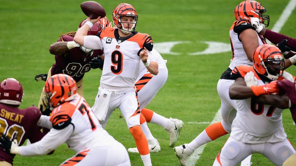 
                <strong>Verlierer: Die Offensive Line der Cincinnati Bengals</strong><br>
                Joe Burrow, der erste Pick des letztjährigen NFL-Drafts, spielte eine gute Rookie-Saison - bis er sich schwer verletzte. Das lag nicht nur an dem unglaublich guten Passrush des Washington Football Team, sondern auch an der wirklich schlechten Offensive Line der Cincinnati Bengals. "Pro Football Focus" platzierte die Bengals O-Line in ihrem Ranking auf Platz 30 von 32. Das muss sich in der kommenden Saison ändern, wenn Joe Burrow nicht verletzungsbedingt nur eine kurze Karriere haben soll.
              