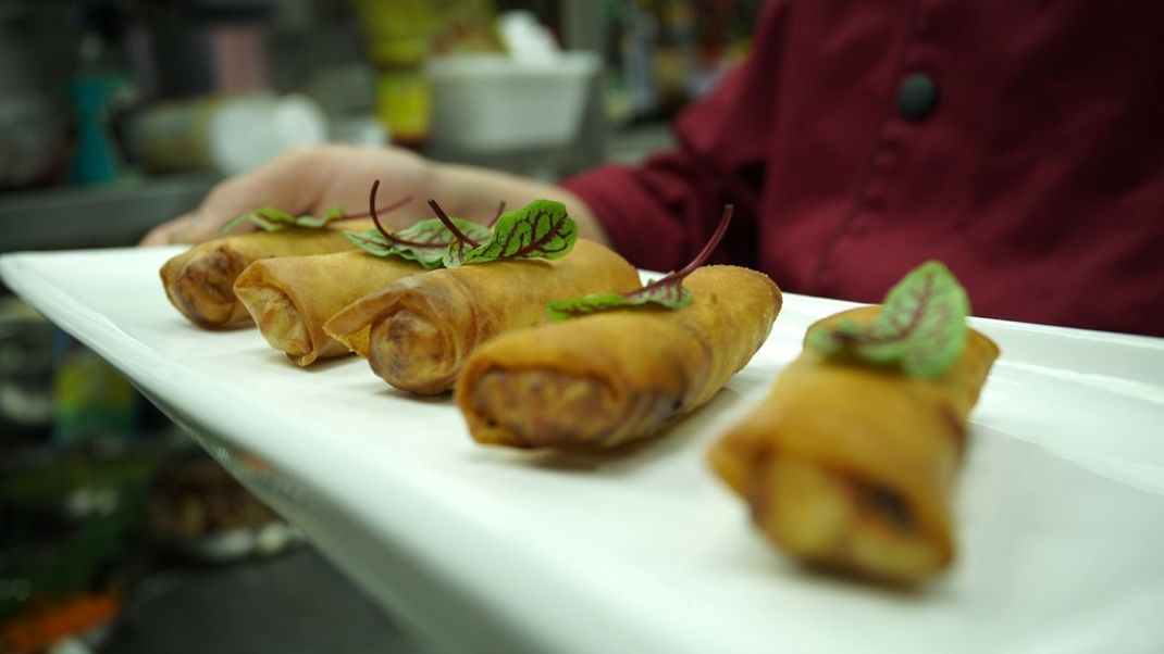 Die Frühlingsrollen heißen in China 春卷 Pinyin chūnjuǎn und werden meist als Beilage oder Snack verzehrt. Insbesondere an Neujahr wird die Rolle gegessen. Die Frühlingsrollen aus Shanghai werden frittiert. Nicht zu verwechseln mit vietnamesischen Sommer-Rollen. Diese werden aus Reispapier gewickelt und roh gegessen. 