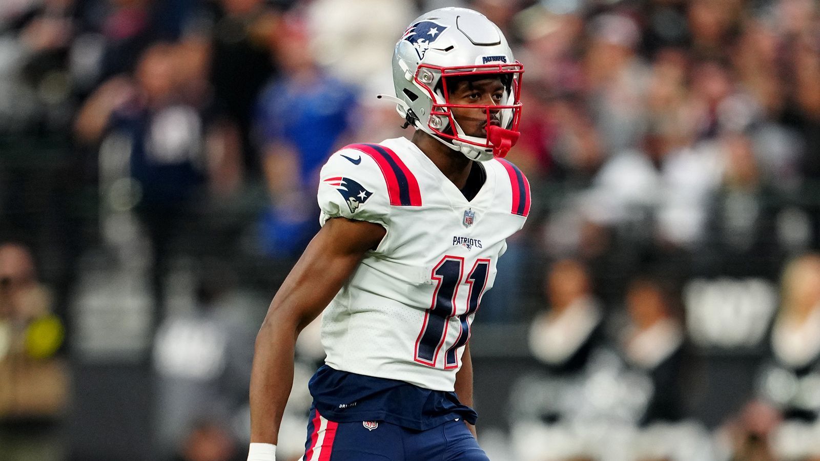 
                <strong>Platz 27: New England Patriots</strong><br>
                &#x2022; Starter: Devante Parker, Kendrick Bourne, JuJu Smith-Schuster<br>&#x2022; Backups: Tyquan Thornton, Kayshon Boutte, Demario Douglas<br>Nach einem vielversprechenden ersten Jahr mit 800 Receiving Yards bei den Patriots, flachte die Formkurve von Kendrick Bourne in der vergangenen Saison etwas ab. Er muss nun die Lücke füllen, die Jakobi Meyers hinterlässt. Verstärkung kriegt er dafür von JuJu Smith-Schuster, der vergangene Saison (Playoffs inklusive) die 1.000-Yard-Marke knackte. Devante Parker ist ebenfalls ein solider Passempfänger. In der zweiten Reihe tummeln sich einige Youngster, die den nächsten Schritt machen könnten. Ein rundum solider Receiving Corps. 
              