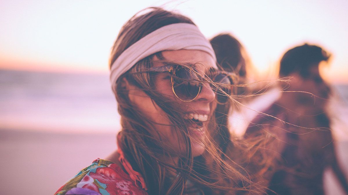 Egal ob Tuch oder Haarband – warum ihr beim nächsten Strandbesuch ein Haar-Accessoire tragen solltet, lest ihr im Beauty-Artikel.