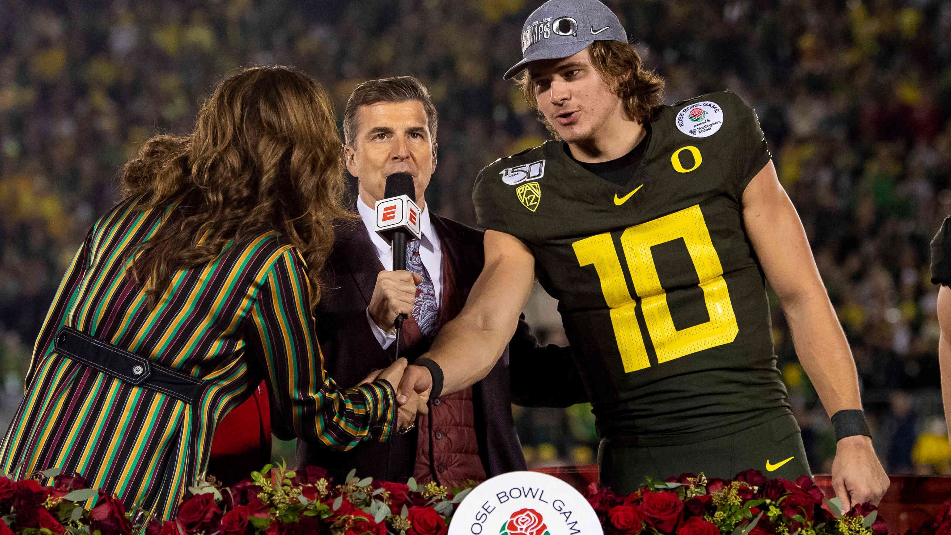 
                <strong>6. Pick - Los Angeles Chargers: Justin Herbert (Oregon)</strong><br>
                Wenn Cam Newton bis zum Draft-Day nicht als Free Agent bei den Chargers gesigned wird, ist Herbert die sichere Wahl. Er hat den besten Arm und ist ein QB mit Gardemaß (1,98 m und 108 kg). Er könnte der legitime Nachfolger der Chargers QB-Legenden Drew Brees und Philipp Rivers werden.
              