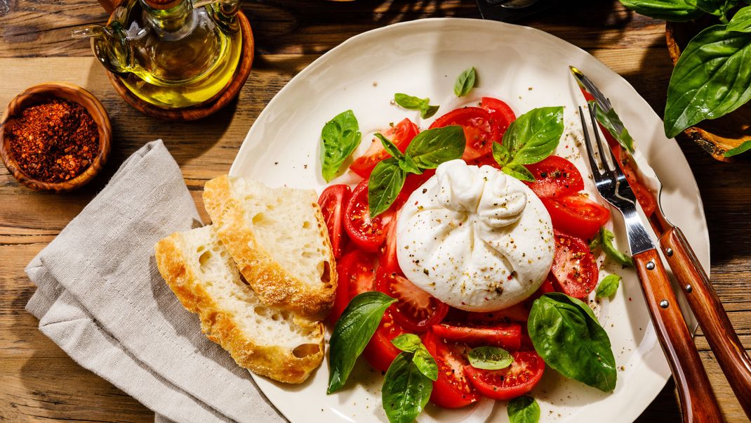 Knusprige Crostini sind die perfekte Ergänzung zu der cremigen Konsistenz der Burrata. Mit saftig-süßen Tomaten wird das Gericht perfekt.