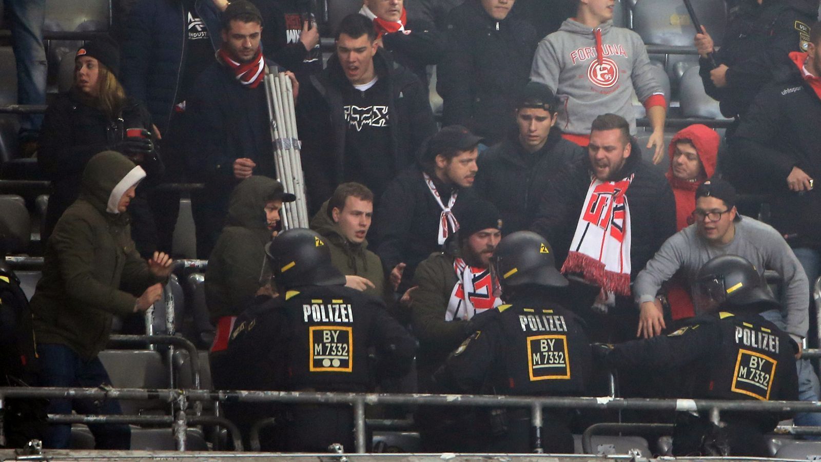 
                <strong>Fortuna-Fans prügeln sich mit der Polizei</strong><br>
                Beim Bundesliga-Spiel zwischen dem FC Bayern München und Fortuna Düsseldorf kam es auf den Rängen schon vor Anpfiff zu einer handfesten Prügelei zwischen Polizisten und Fans der Gäste. 
              