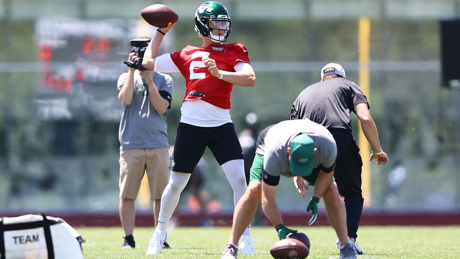 
                <strong>New York Jets</strong><br>
                Die New York Jets haben sich vor allem im Draft enorm verstärken können. Da allerdings immer noch Vertragsverhandlungen mit Quarterback Zach Wilson geführt werden, ist die neue Hoffnung der "Gang Green" noch nicht im Training. Dabei sind die ersten Snaps mit dem Kader für einen Rookie enorm wichtig. Sobald Wilson da ist, sollte er die Einheiten aufholen. Er wird sich ohnehin an das Tempo und die neuen Gegebenheiten gewöhnen müssen. Head Coach Robert Saleh, der ebenfalls neu in New York ist, muss sein Team schließlich bestmöglich auf die Saison einstellen.
              