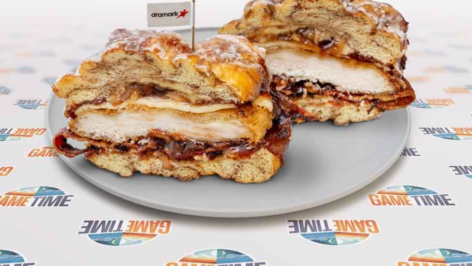<strong>Philadelphia Eagles</strong><br>Bei den Eagles gibt es das "Slim Chicken 2.0". Es besteht zum Teil aus frittiertem Apfel, Cornflakes, gebratenem Hähnchen, Käse, honigglasiertem Speck, Kirschmarmelade und Chili. Das kann nur schmecken!