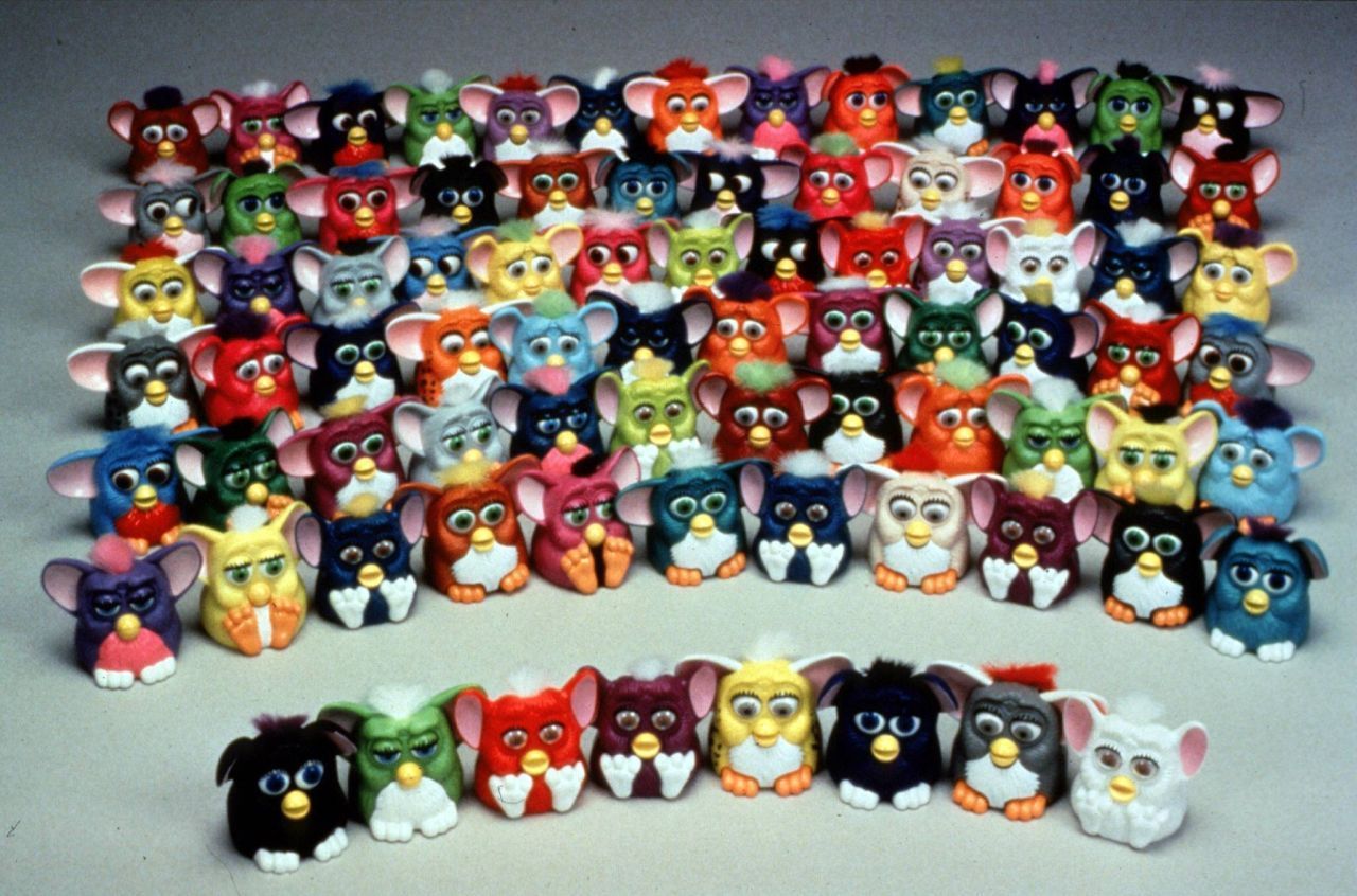 Die flauschigen Furbys gab es in den 90ern auch in limitierten Editionen. Bis zu 1.000 Euro kannst du für eins der Spielzeuge bei Ebay bekommen. 