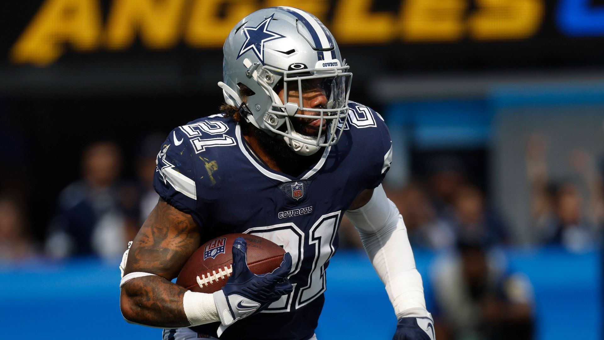 
                <strong>Running Back: Ezekiel Elliott (Dallas Cowboys) </strong><br>
                Gegen die Tampa Bay Buccaneers war Ezekiel Elliott noch abgemeldet, gegen die Los Angeles Chargers war das Laufspiel der Cowboys dann stark verbessert. Davon profitierte auch Elliott und erzielte seinen ersten Touchdown der Saison. Im heiß umkämpften Division-Duell gegen die Philadelphia Eagles wartet auf den Running Back das nächste vielversprechende Matchup. Die Eagles-Defense ließ in dieser Saison bereits 241 Rushing Yards zu. Zudem legte Elliott in seiner Karriere im Schnitt knapp 100 Rushing Yards gegen den Rivalen aus Philadelphia auf. 
              