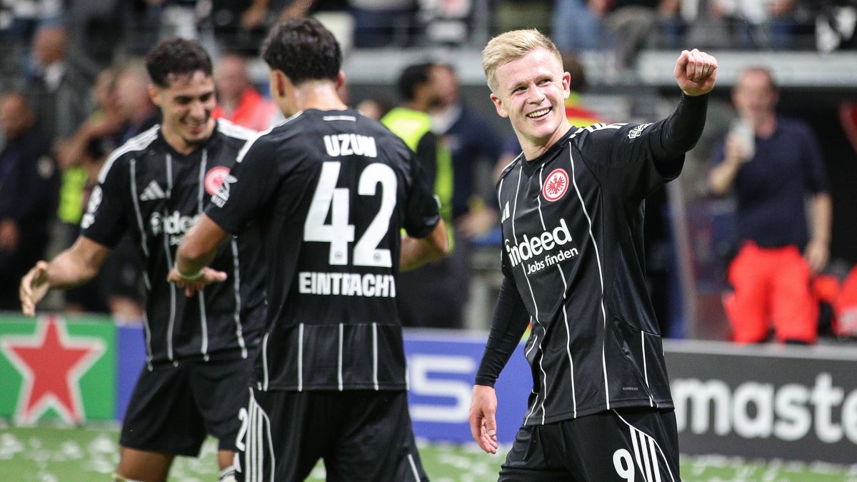 Gute Laune bei Jonathan Burkardt (Eintracht Frankfurt, 09) nach seiner Treffer zum 3:1, GER, Eintracht Frankfurt vs Galatasaray Istanbul, Fussball, UEFA Champions League, Ligaphase, 1. Spieltag, Sp...