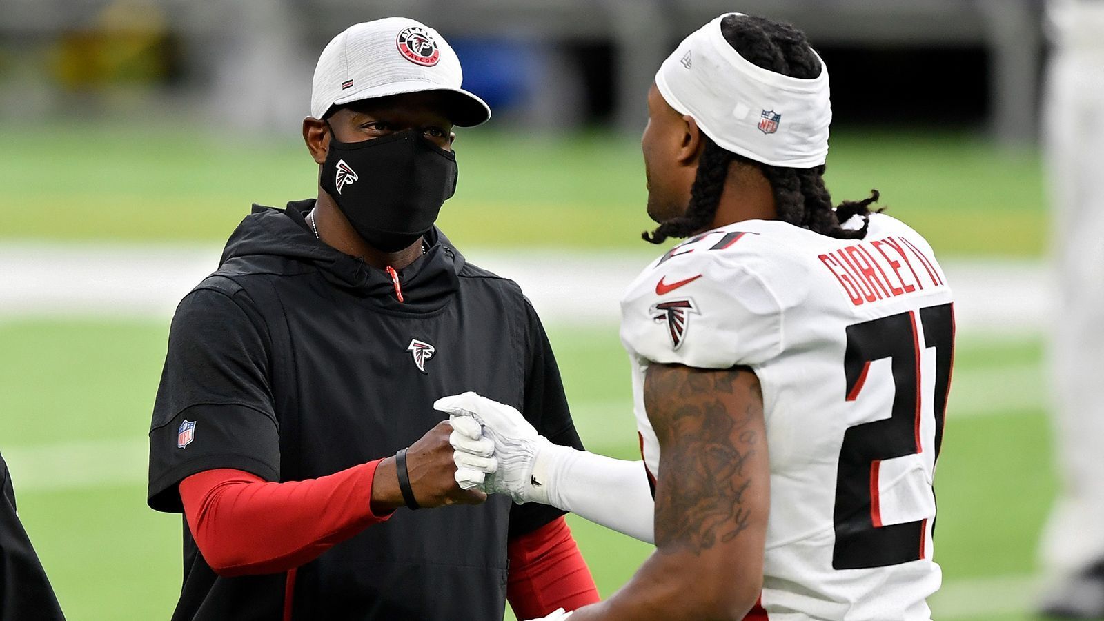 
                <strong>Gewinner: Raheem Morris mit gelungenem Einstand</strong><br>
                Der interimsmäßige Nachfolger von Dan Quinn als Head Coach bei den Atlanta Falcons feiert einen gelungenen Einstand. Der 40:23-Sieg gegen die Minnesota Vikings war überzeugend, auch weil die Falcons in entscheidenden Situation da waren. Neun von 17 Third-Downs und drei von drei Fourth-Downs waren erfolgreich, außerdem verteidigte Atlanta die hohe Führung über das gesamte Spiel. Gute Voraussetzungen für Morris, um vielleicht länger im Chefsessel zu sitzen. Die Falcons stehen nun bei 1-5.
              