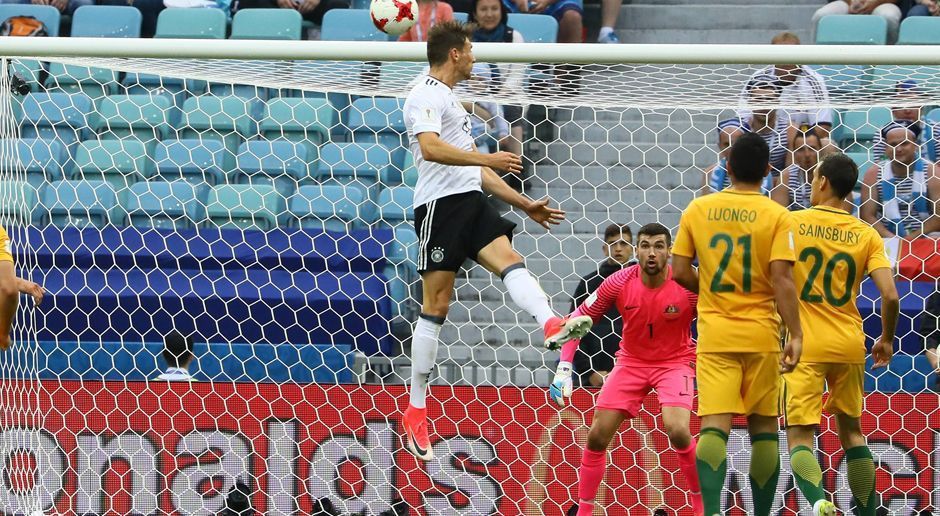 
                <strong>Leon Goretzka</strong><br>
                Leon Goretzka: Der Schalker war einer der Gewinner des Auftakts beim Confed Cup. Er holte durch seine beherzten Vorstöße den Elfmeter vor dem 2:1 für Deutschland heraus und erzielte später den dritten Treffer des Weltmeisters höchstpersönlich.  ran-Note: 2
              