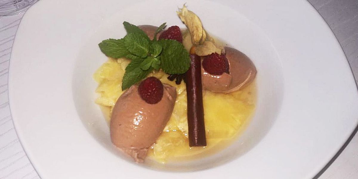 kokos-schokoladenmousse-mit-ananascarpaccio