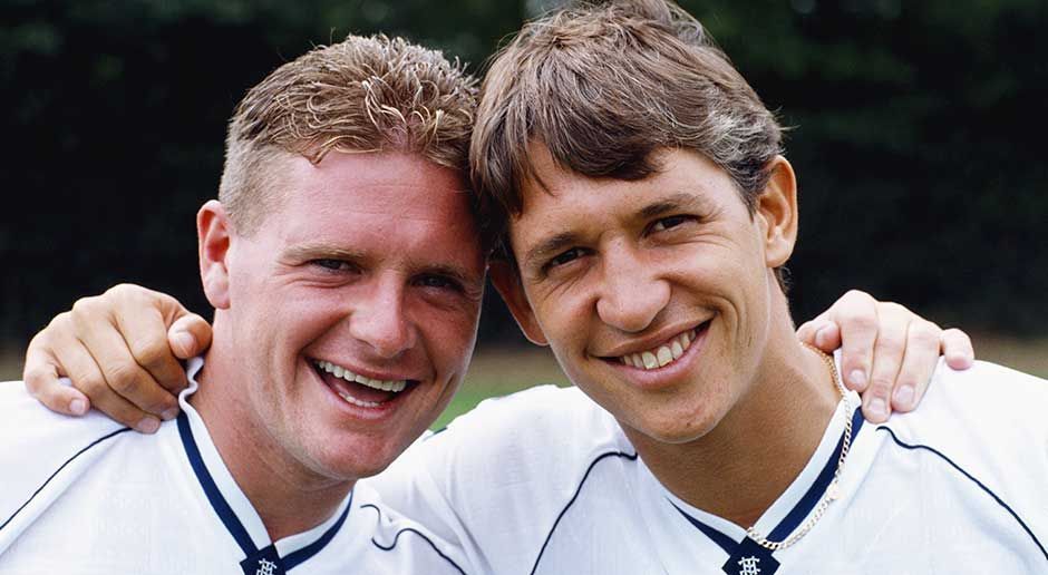 
                <strong>Paul Gascoigne und Gary Lineker</strong><br>
                Paul Gascoigne (England, li.): Der vielleicht exzentrischste und umstrittenste englische Spieler. 1990 WM-Vierter mit den Three Lions, im Halbfinale scheiterten die Engländer im Elfmeterschießen an Deutschland. Sechs Jahre später im Wembley-Stadion war wiederum das DFB-Team im Elfmeterschießen des Halbfinals Endstation für den damaligen EM-Gastgeber.Gary Lineker (England, re.): Bei der WM 1986 in Mexiko wurde der treffsicherste Turnierschütze im Viertelfinale von der "Hand Gottes" Diego Maradonas gestoppt. Im Halbfinale der WM 1990 waren es die Deutschen im Elfmeterschießen. 
              