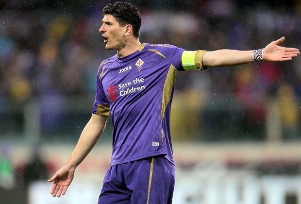 
                <strong>Mario Gomez (AC Florenz)</strong><br>
                Auch über ein Tauschgeschäft zwischen dem AC Florenz und dem BVB wird spekuliert. Angeblich sollen die Italiener Gomez im Tausch für Ciro Immobile den Dortmunder angeboten haben. Ein Transfer des klassischen Stoßstürmers zum BVB erscheint aber sehr unwahrscheinlich.
              
