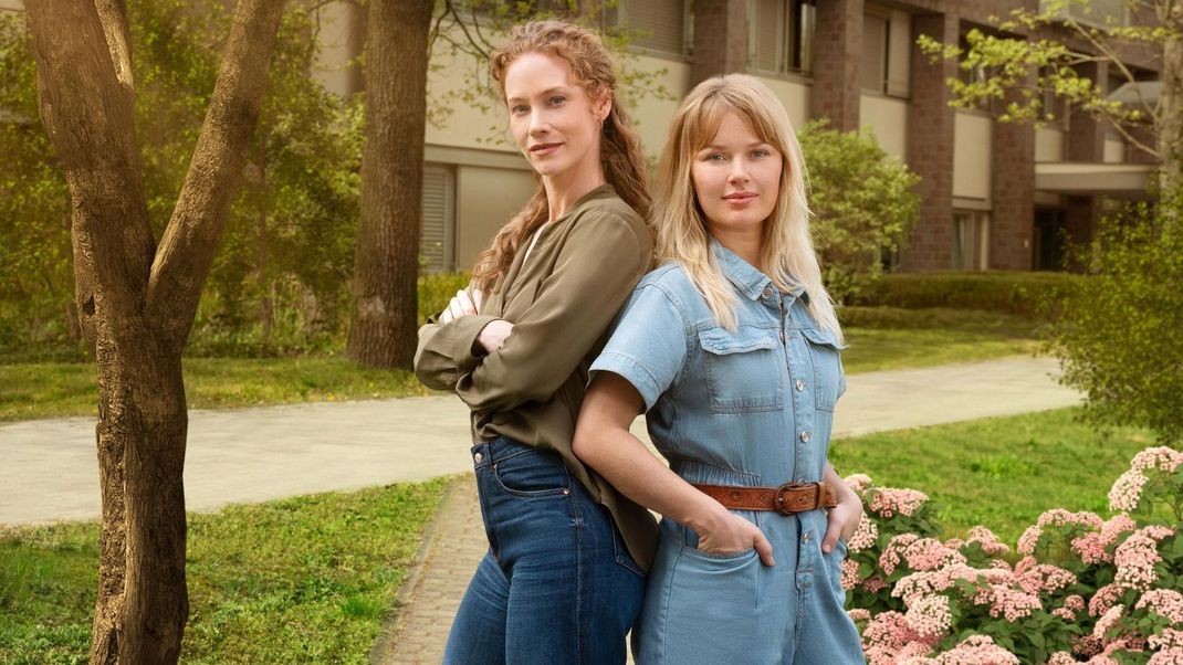 Dr. Lea Wolff (Sina-Valeska Jung) und Krankenschwester Nico (Isabel Hinz) harmonieren in "Die Spreewaldklinik" perfekt - und das ist alles andere als Zufall!