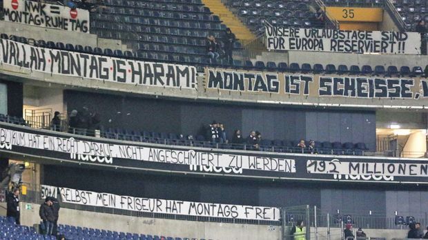 
                <strong>"Fehlt nur noch Helene": So protestieren die Eintracht-Fans gegen Montagsspiele</strong><br>
                Die Fans von Eintracht Frankfurt hatten im Vorfeld des Montagsspiels gegen RB Leipzig Proteste gegen die Ansetzung angekündigt. Das taten sie unter anderem mit zahlreichen, teilweise auch humorvollen Plakaten. ran.de zeigt sie.
              