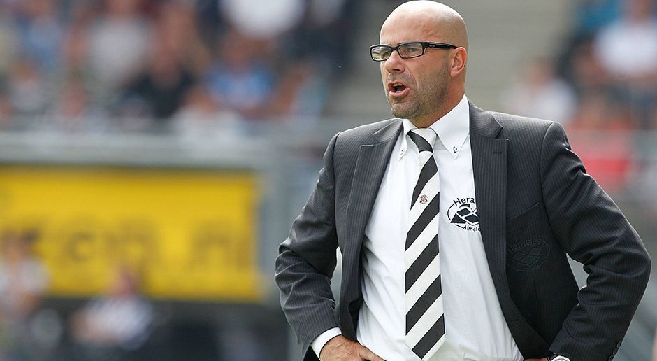 
                <strong>Die Karriere des Peter Bosz</strong><br>
                Nach anderthalb Jahren ohne Job im Fußball unterschreibt er erneut bei Heracles Almelo. 2012 führt Bosz den Klub sogar ins Pokalfinale, in dem es jedoch ein 0:3 gegen PSV Eindhoven setzt.
              