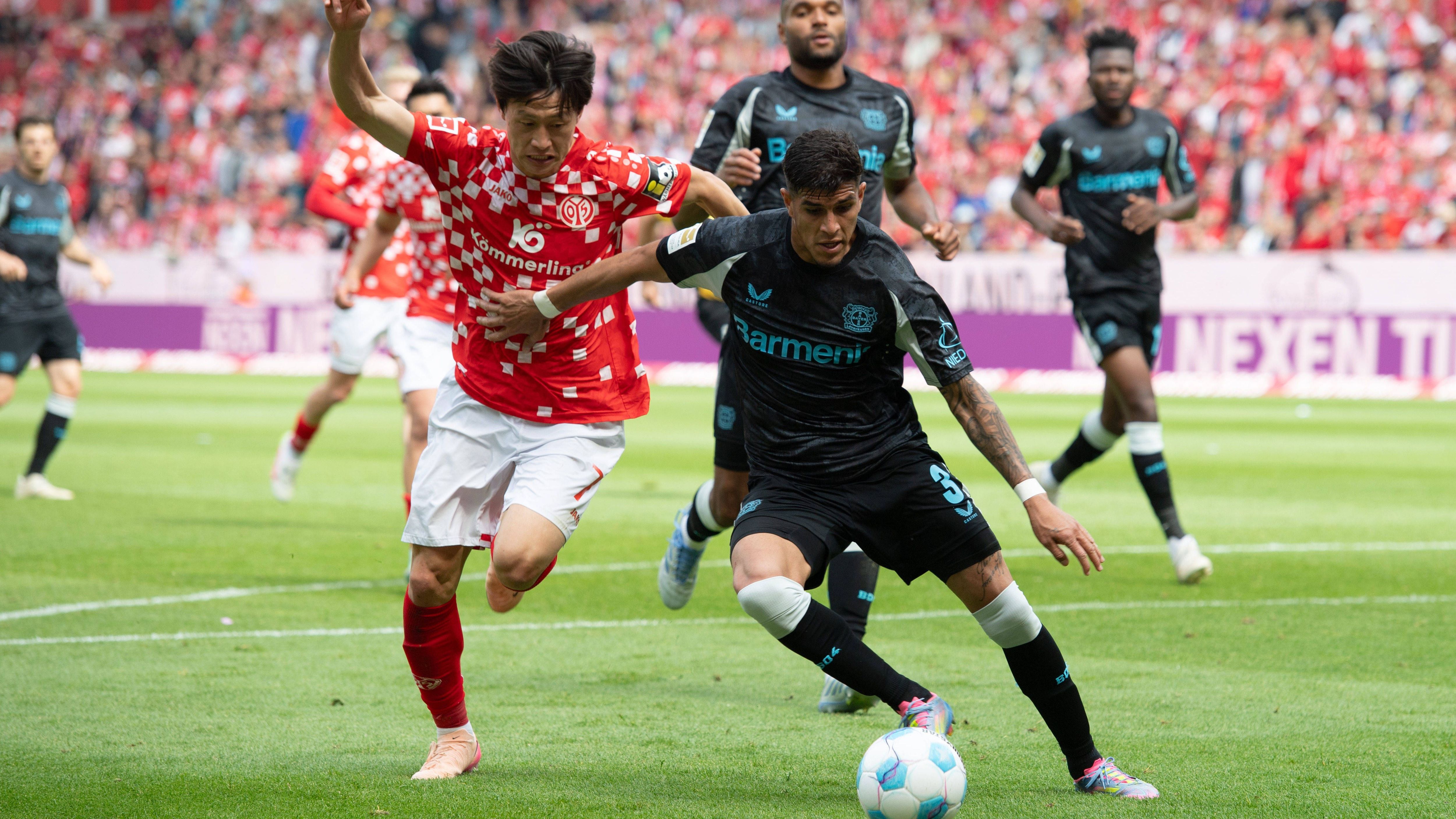 <em><strong>Piero Hincapie (Bayer Leverkusen)</strong><br>Die Transferphase entwickelt sich zum Ausverkauf bei Bayer Leverkusen. Nun soll auch Piero Hincapie kurz vor einem Abgang stehen. Laut "ESPN" ist Atletico Madrid in weit fortgeschrittenen Gesprächen mit dem Innenverteidiger. Dem Bericht zufolge soll die Ablöse für den 23-Jährigen bei 40 Millionen Euro liegen. Nach Jonathan Tah und Odilon Kossounou wäre Hincapie der dritte Innenverteidiger, der den Werksklub im Sommer verlässt.</em>