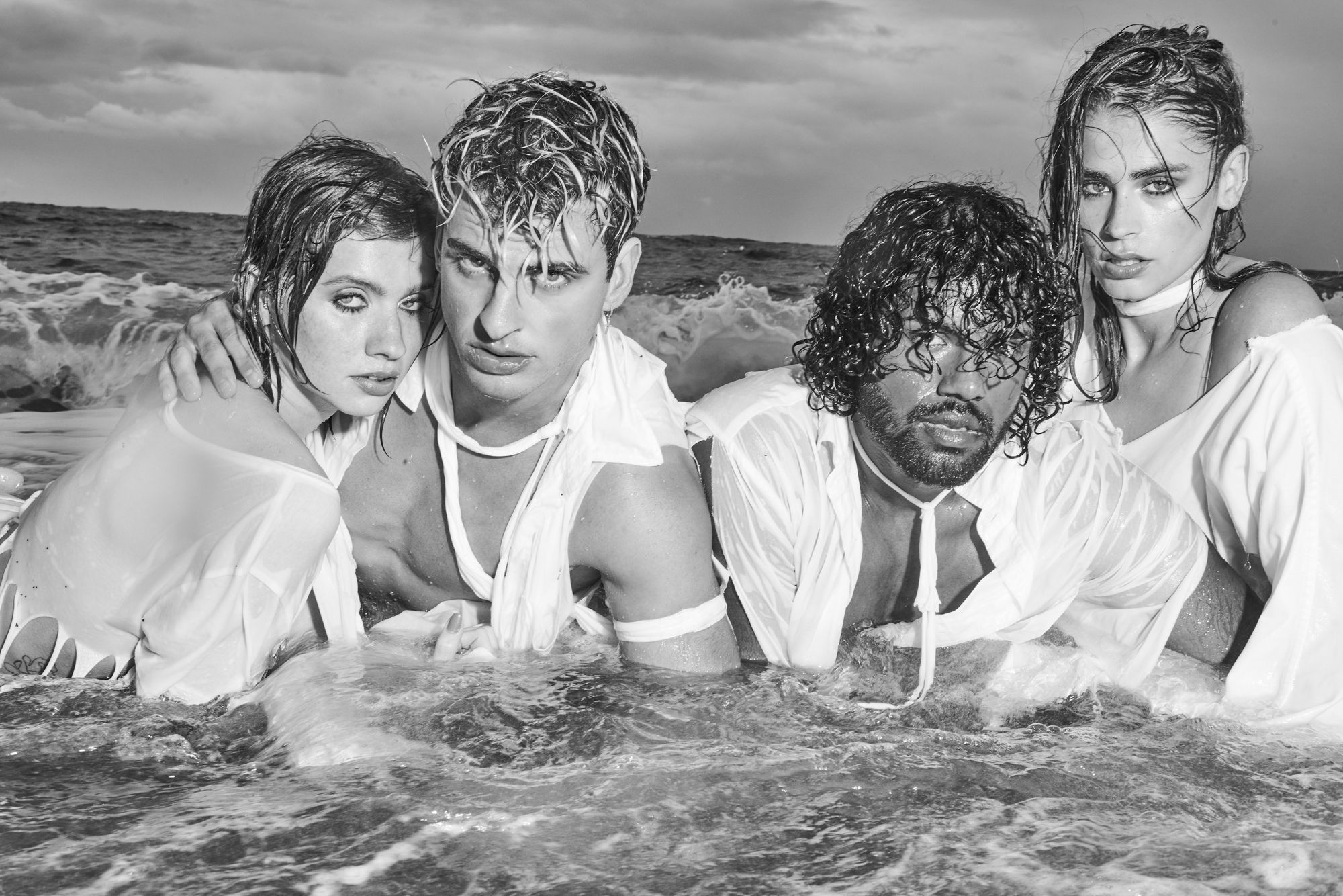In der letzten Gruppe stellen sich Vanessa, Luka, Livingsten und Nuri (v. l. n. r.) den Wellen für das perfekte Foto.