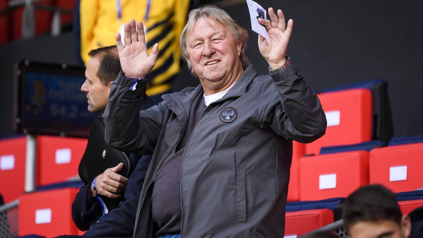 
                <strong>Horst Hrubesch (Deutsche Fußballlegende)</strong><br>
                "Alle fragen immer, was der Unterschied zwischen den Mädels und den Jungs ist: Es gibt keinen." (Horst Hrubesch mit Blick auf seine Tätigkeiten als Nationaltrainer bei Frauen und Männern)
              