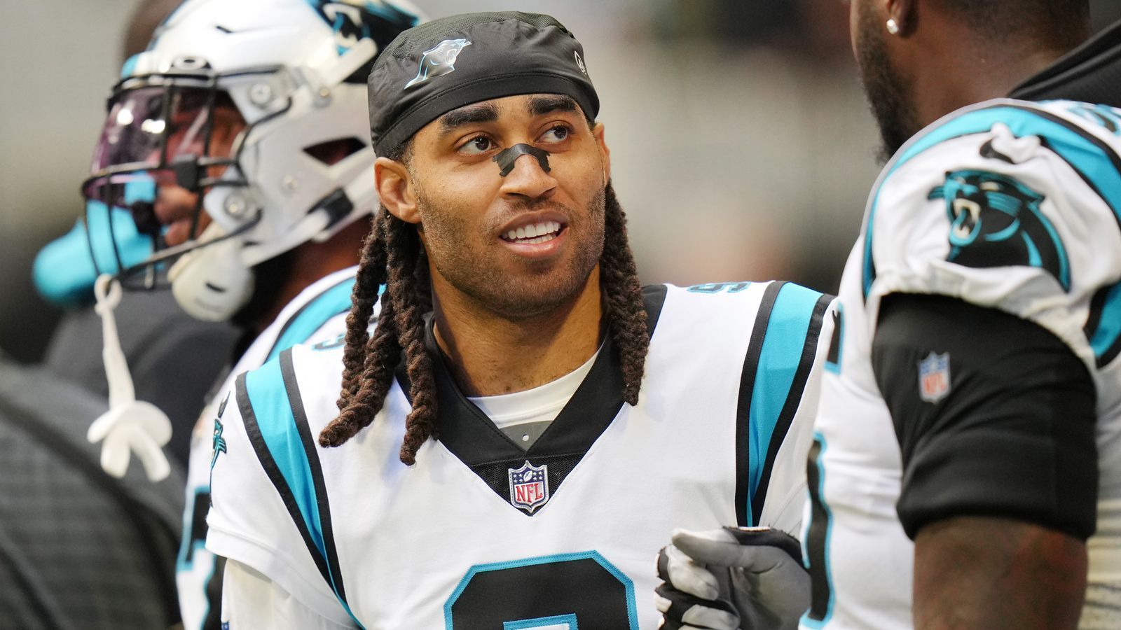 
                <strong>Stephon Gilmore (Indianapolis Colts)</strong><br>
                &#x2022; <strong>Position</strong>: Cornerback<br>&#x2022; <strong>Durchschnittlicher Top-Verdiener Cornerbacks</strong>: Jaire Alexander (<strong></strong> Millionen Dollar jährlich)<br>&#x2022; <strong>Durchschnittlicher Verdienst Stephon Gilmore</strong>: <strong></strong> Millionen Dollar jährlich<br>&#x2022; <strong>Top-Verdiener Cornerbacks 2022</strong>: Jalen Ramsey (<strong>23,2</strong> Millionen Dollar)<br>&#x2022; <strong>Verdienst 2022 </strong><strong>Stephon Gilmore</strong>: <strong>7,75</strong> Millionen Dollar<br>
              
