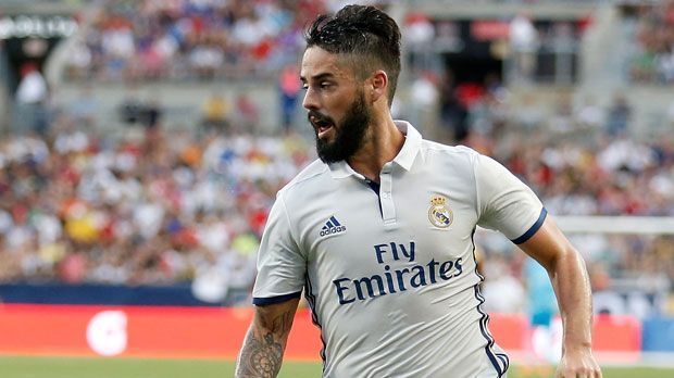 
                <strong>Isco (Real Madrid)</strong><br>
                Isco (Real Madrid): Bei Real Madrid kam Isco nie wirklich zum Zug. Auch in dieser Saison dürfte der 24-Jährige kaum Chancen auf einen Stammplatz haben. Trainer Zinedine Zidane beteuerte zwar immer wieder, dass Isco bleiben solle. Trotzdem setzt er nicht wirklich auf ihn. Auch beim 2:1 gegen Celta Vigo saß der Spanier wieder nur auf der Bank. Laut "Daily Mirror" hat Tottenham Hotspur Real ein Angebot für den Mittelfeldspieler vorgelegt. Dort würde Isco zumindest Spielpraxis erhalten.
              