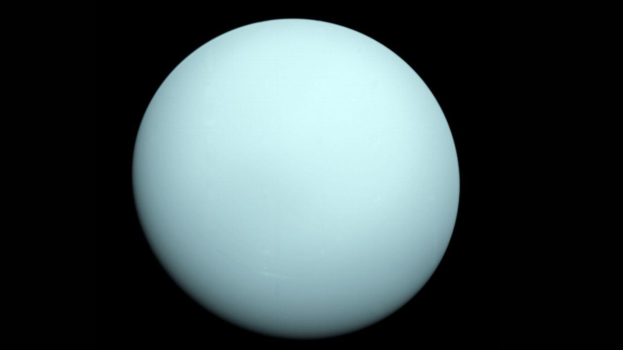 Beim Voyager-Vorbeiflug zeigte Uranus eine langweilig konturlose Wolkendecke. Erst später entdeckten Astronom:innen abgesetzte Polkappen und schwache Bänder, die den Planeten umlaufen, schließlich sogar riesige Wirbelstürme – und Ringe (siehe nächstes Bild).