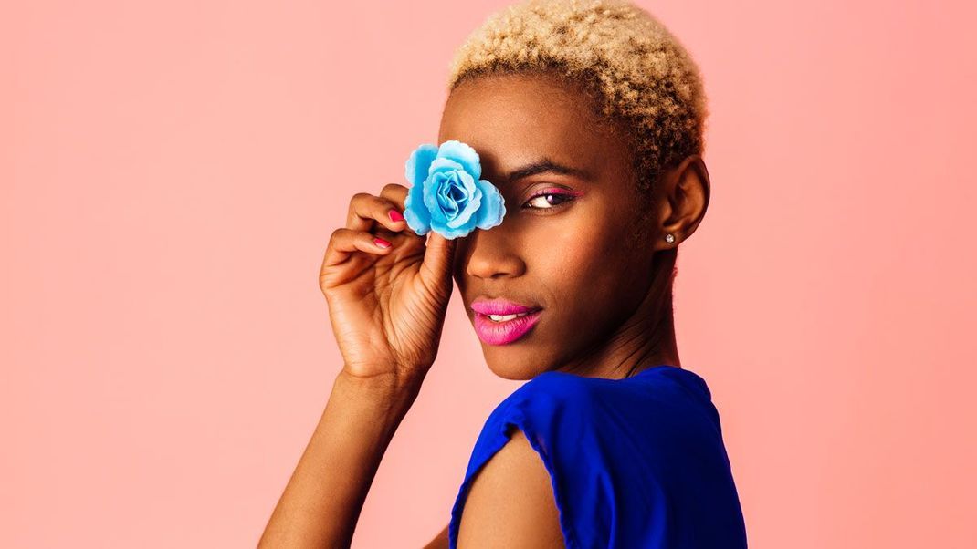 Denim Eyes: Ja, richtig gehört der neueste Make-up Trend geht mit blauem Eyeshadow einher – wir zeigen euch die schönsten Looks!