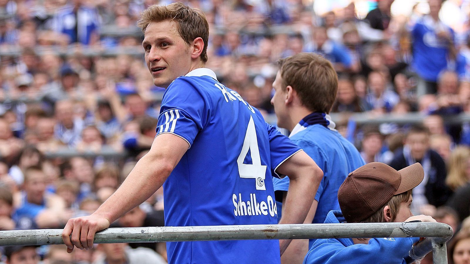 
                <strong>Innenverteidigung: Benedikt Höwedes</strong><br>
                Spiele: 255Tore: 8Erfolge: 1x DFB-Pokalsieger
              